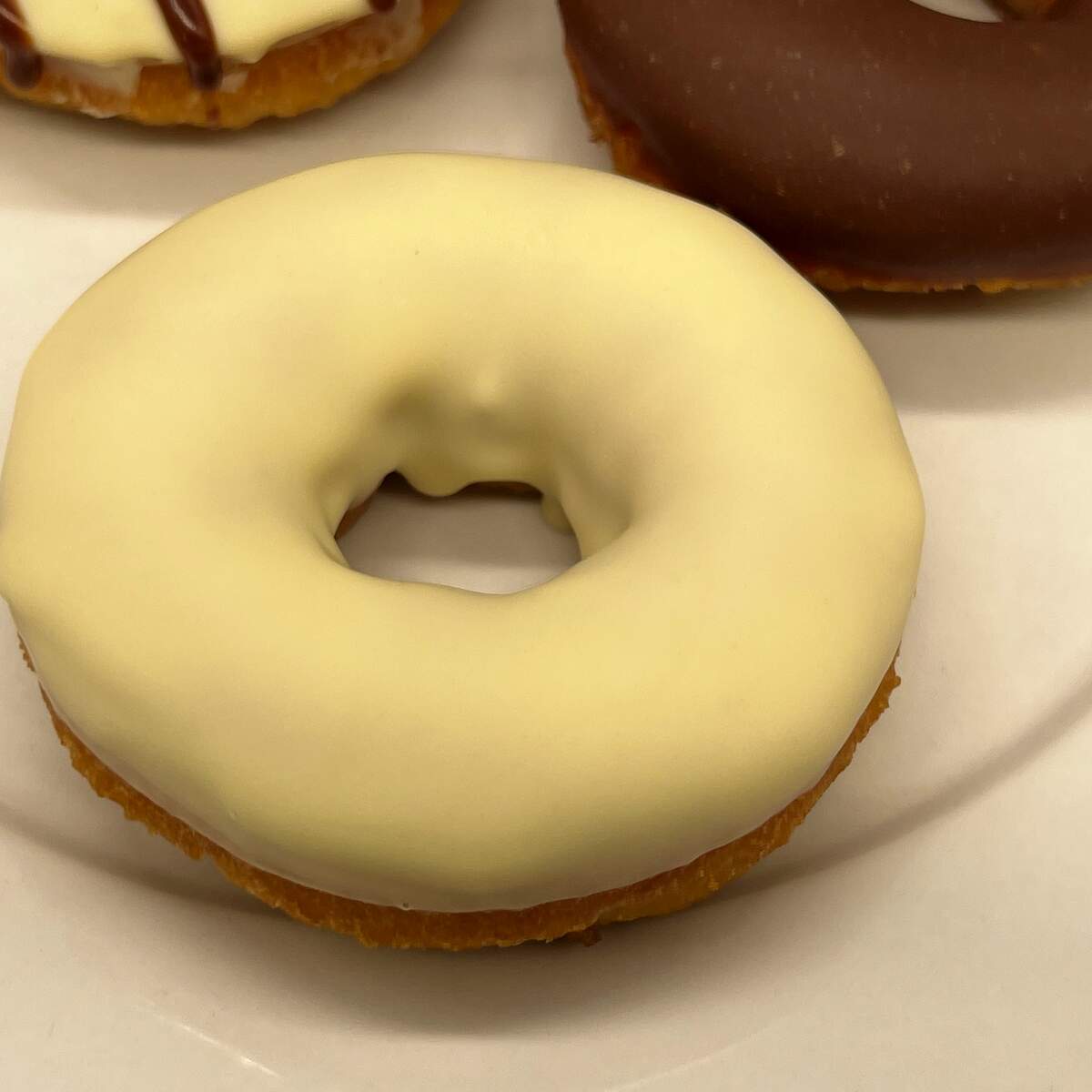 Donut mit wei&szlig;er Schokolade