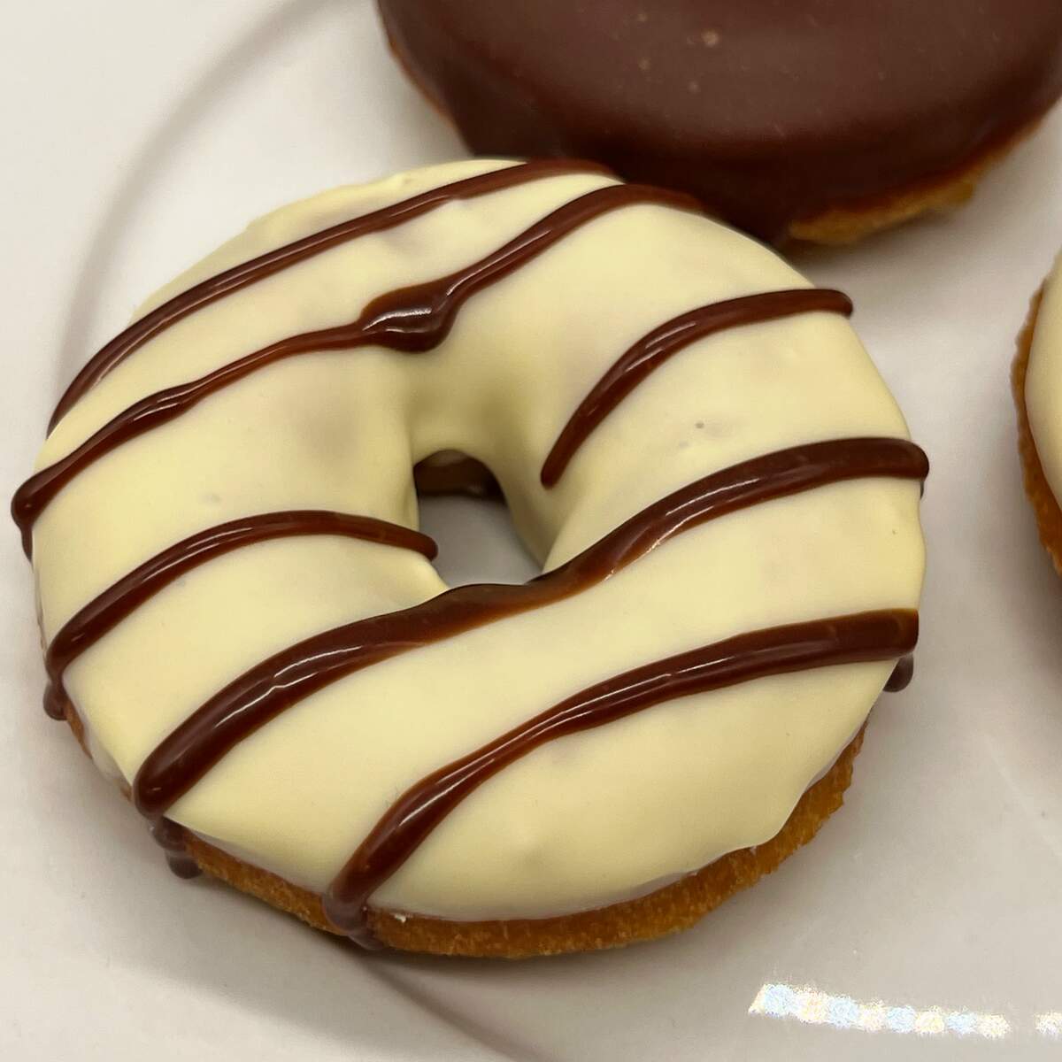 Donut mit wei&szlig;er Schokolade und Milchschoko-Dekor